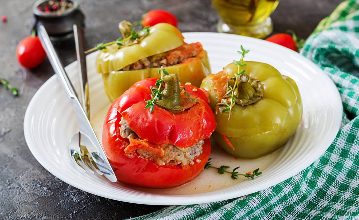 Фаршированный перец с гречкой. Болгарский перец фаршированный. Перец фаршированный мясом в духовке. Перец сладкий фаршированный.