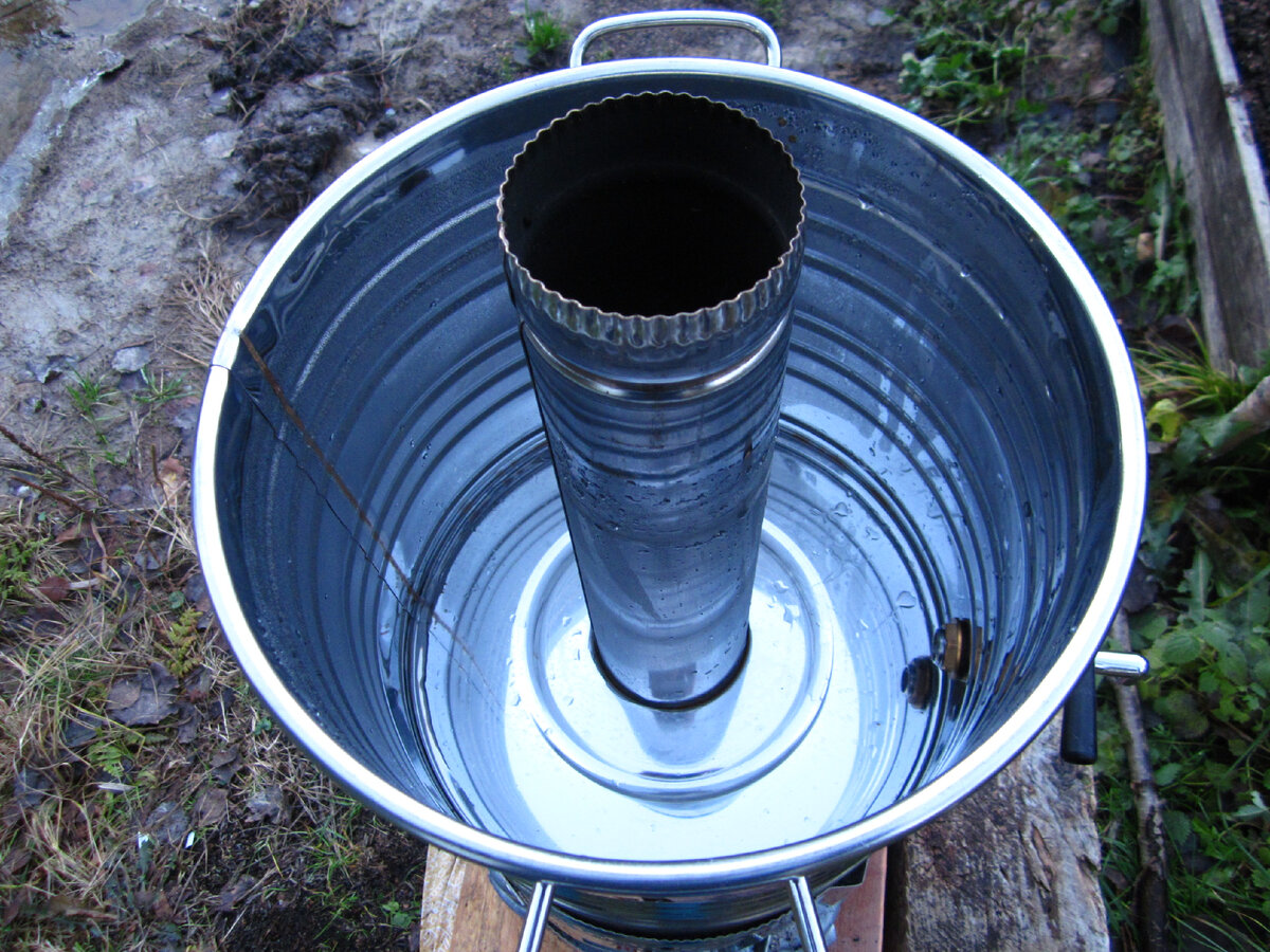 Так выглядит бак внутри, если снять крышку. Качество стали неплохое, швы тоже. 