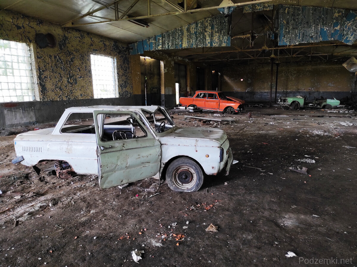 Нашел старые советские авто в заброшенном селе. Запорожец, Москвич и ИЖ в  забытом ангаре | Pod | Gorod | Дзен