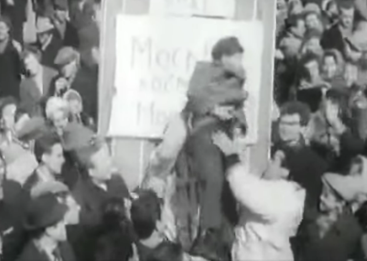 Мальчишку подбрасывают в воздух в Москве в день встречи первого космонавта планеты - потому что его тоже зовут Юрий.