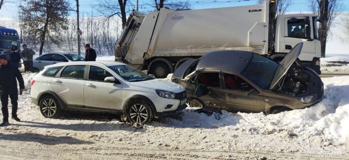    В тройном ДТП на проспекте Строителей пострадала женщинаНовости Саратова и области – Сетевое издание «Репортер64»