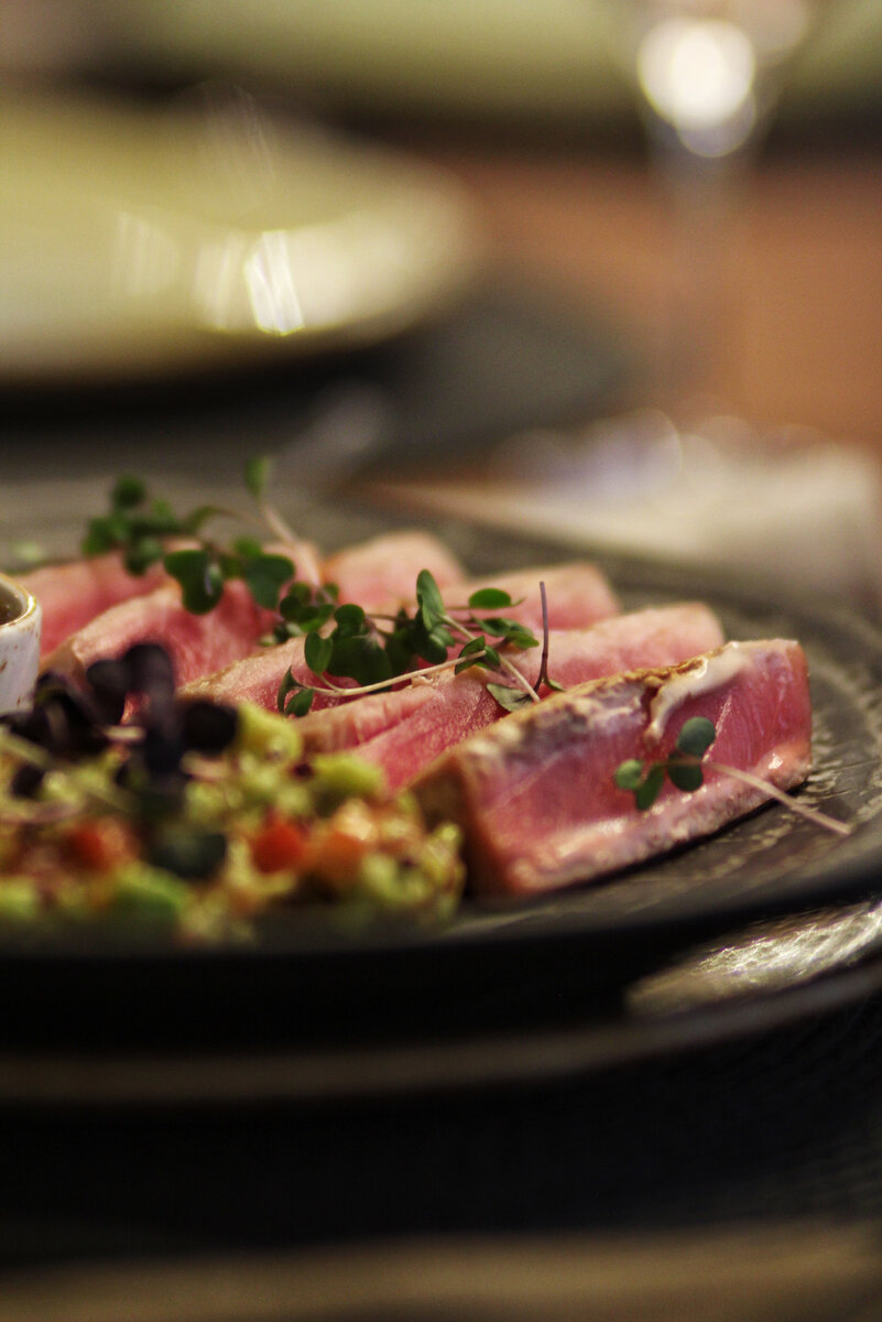 Стейк тунца с гуакамоле