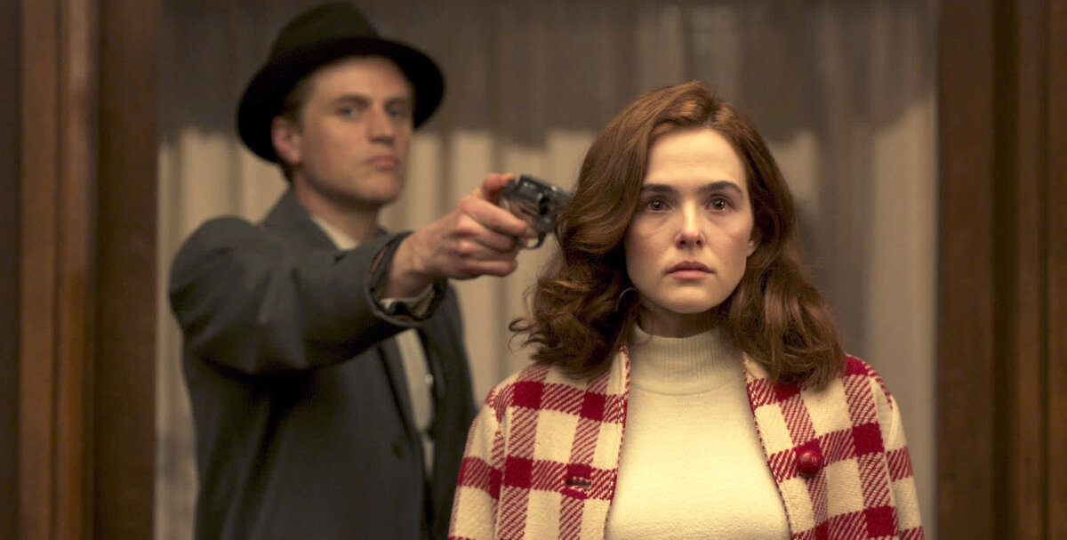 Кадр из фильма The Outfit. Режиссер: Грэм Мур. Оператор: Дик Поуп. Производство: FilmNation Entertainment, Focus Features, Scoop Productions (II), Unified Theory