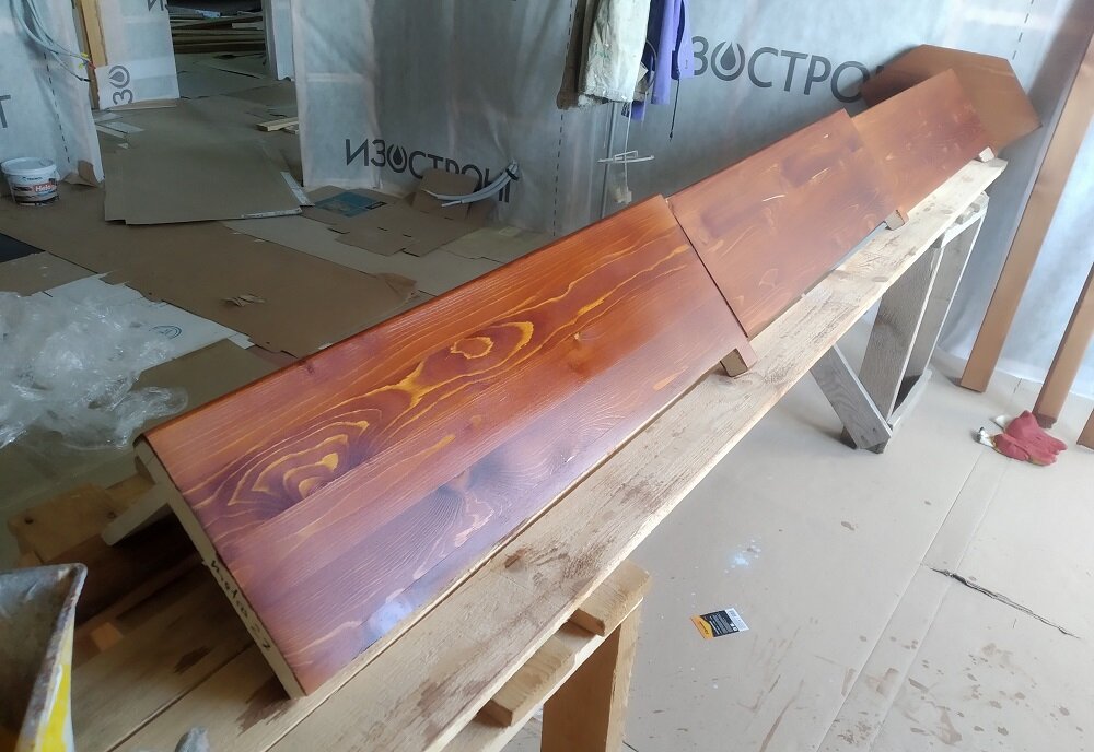 Крашу ступени на втором этаже.