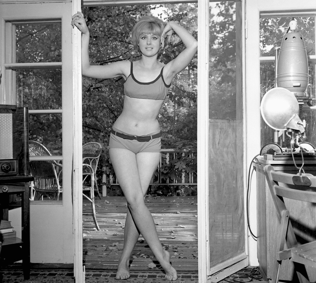 Советская актриса театра и кино Наталья Селезнева в легендарном купальнике из фильма "Операция "Ы" и другие приключения Шурика" (1965 год)