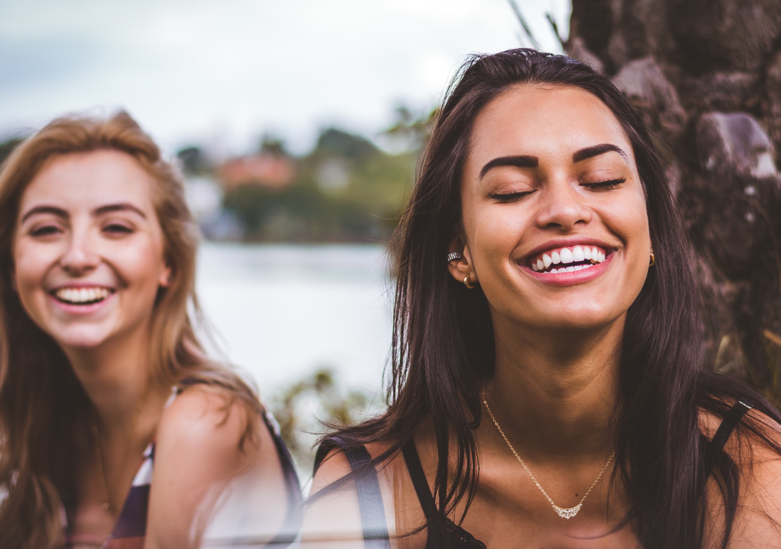 Помните слова из детской песенки: "Ну, а дружба начинается с улыбки". Фото автора Daniel Xavier Pexels, используется по лицензии Creative Commons 