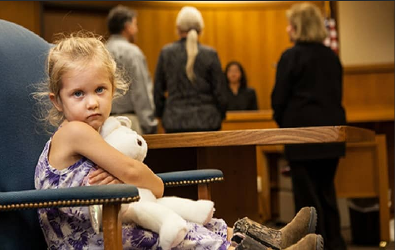 Развод и дети. Споры о детях. Неполная семья. Родители и дети. Силуэты семьи с детьми.