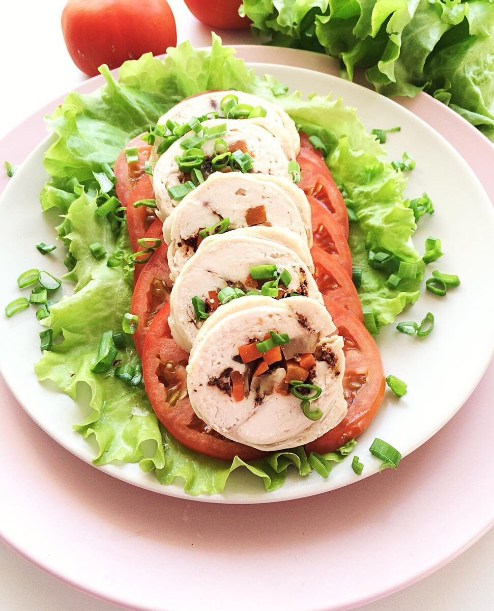 Готовлю куриный рулет для завтраков. Это вариант с грибами и томатами. 