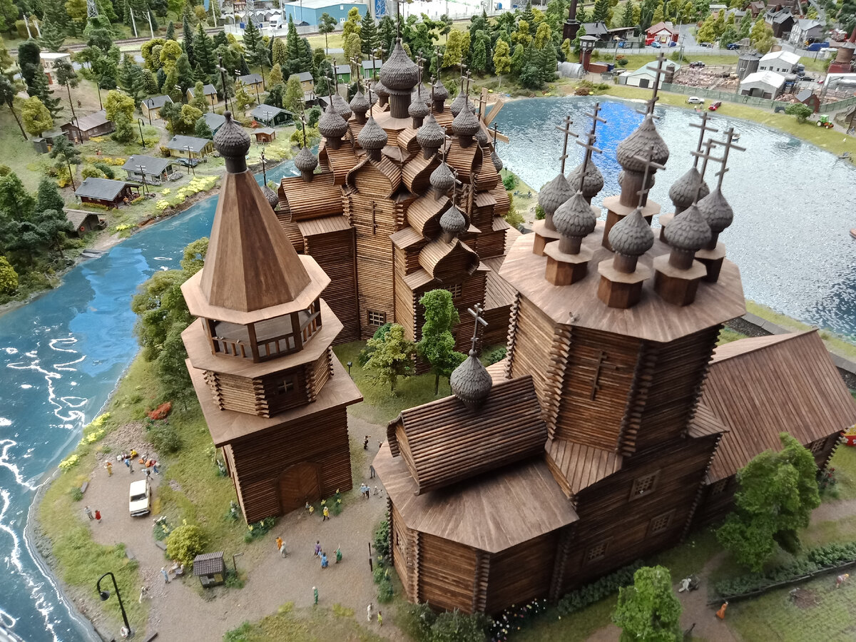 Деревянное зодчество - знаменитые "Кижи".