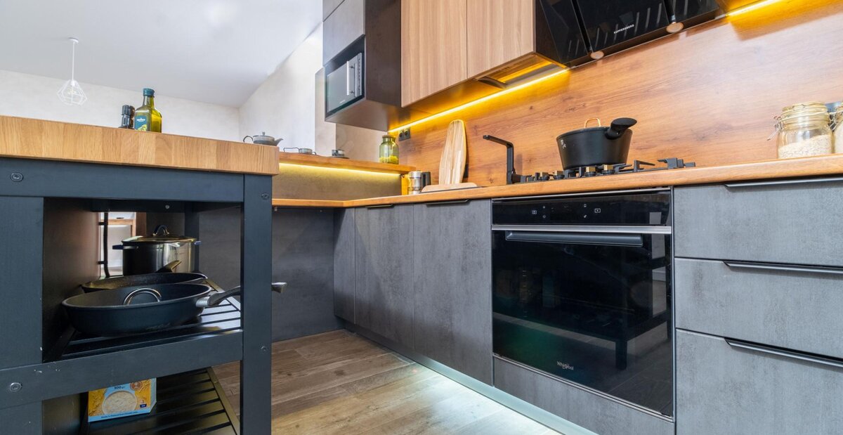 Под барной стойкой добавлена еще одна светодиодная лента