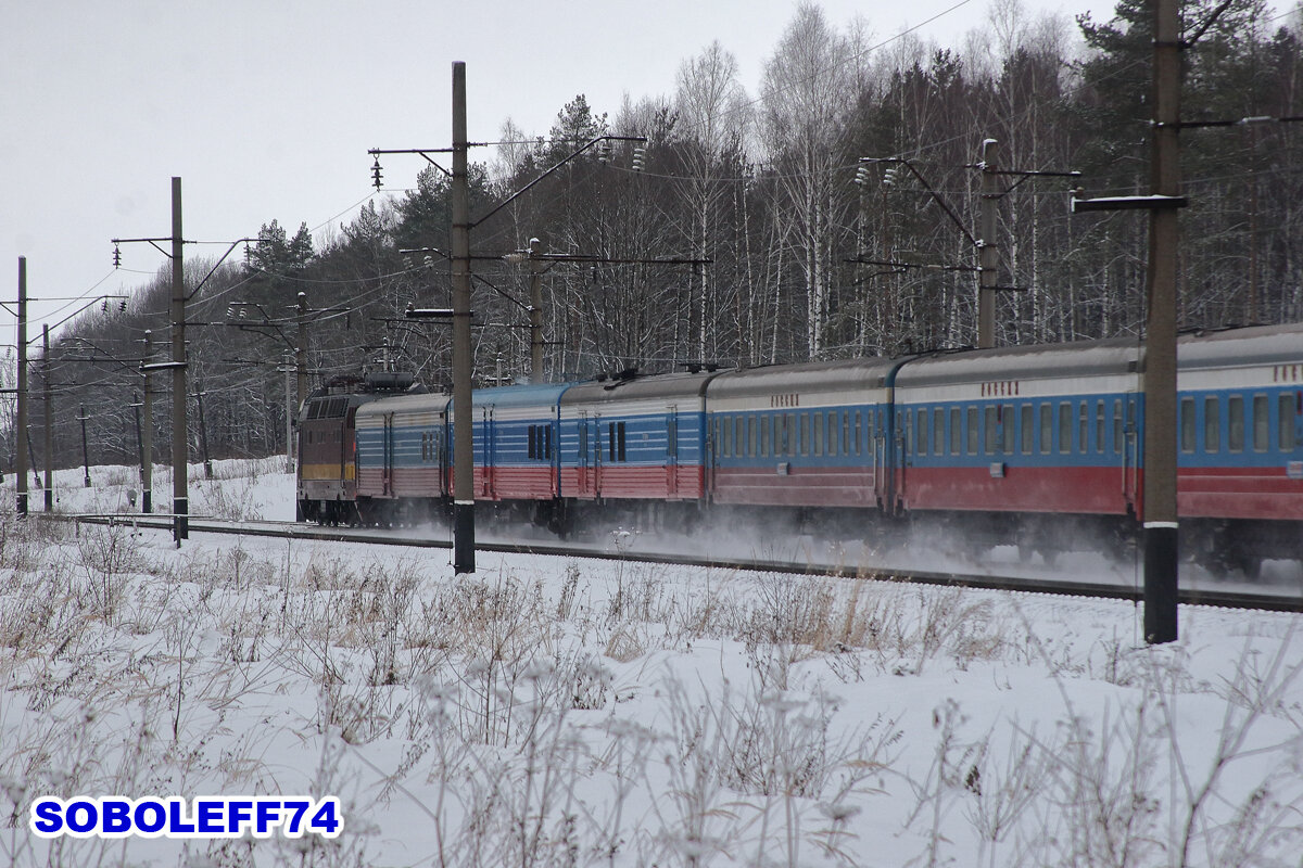 Электровоз ЧС4Т-234 с пассажирским поездом №1 "Россия" Владивосток - Москва. Перегон Боголюбово - Второво Горьковской железной дороги. Февраль 2009 года