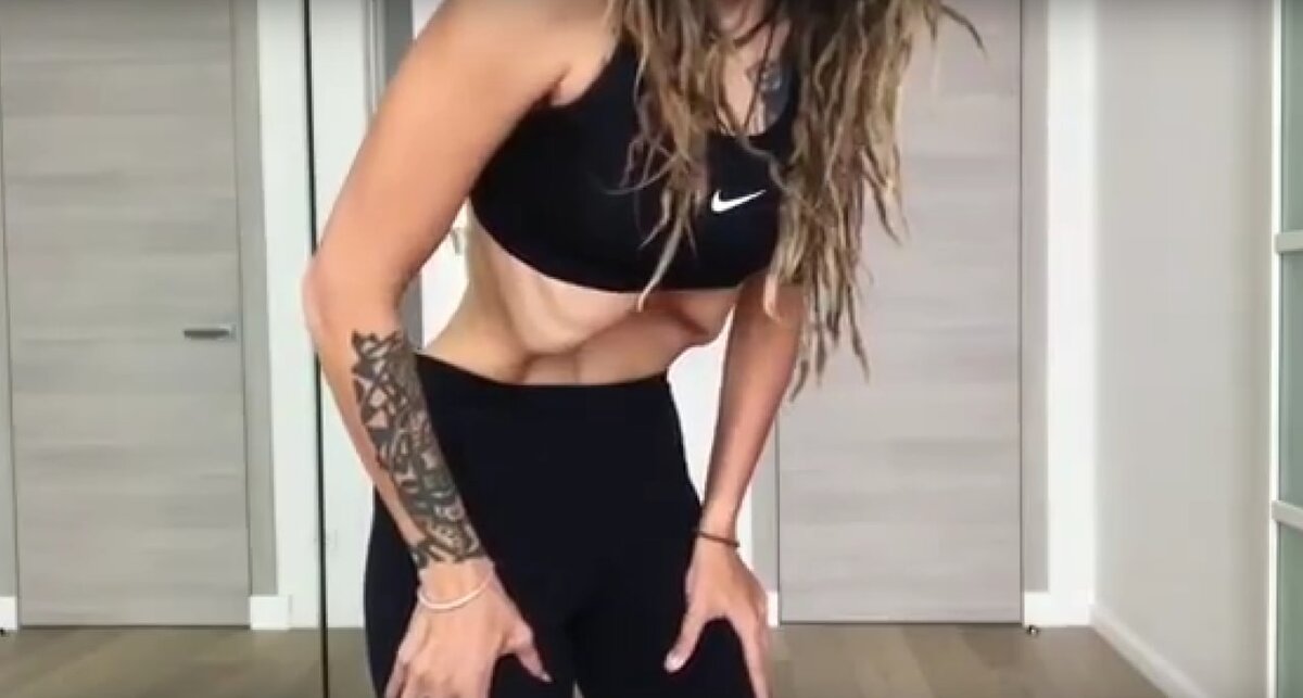 Удобнее всего делать вакуум из положения лёжа или стоя с опорой ладонями на колени. В первом случае гравитация помогает «провалить» живот, а во втором — вытянуть позвоночник.