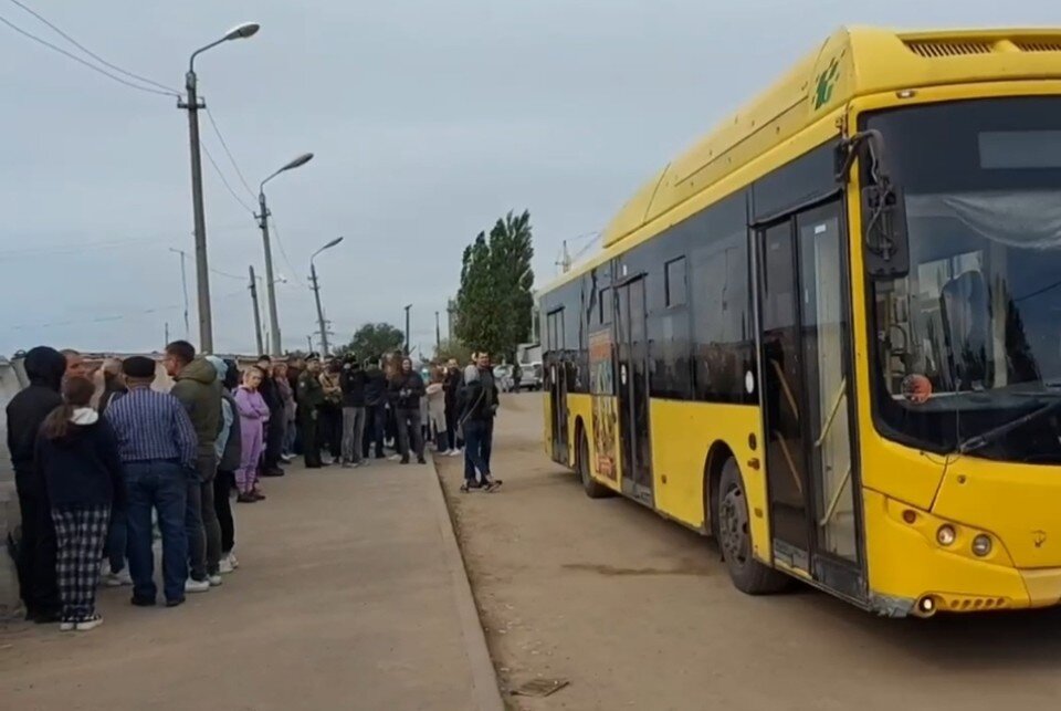     Из военкоматов каждый день в части отправляют новые автобусы. Кадр видео