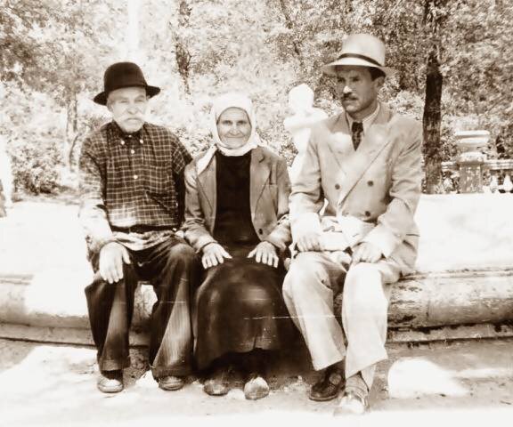 Семен Алексеевич Золотарев с родителями - мамой Верой Ивановной (1884 г.р.) и папой Алексеем Герасимовичем (1882 г.р.) в г. Пятигорск. В семье было 5 детей: Николай (1903-1943), Екатерина, Мария, Анна (1912-1938) и Семен (1921-1959). 