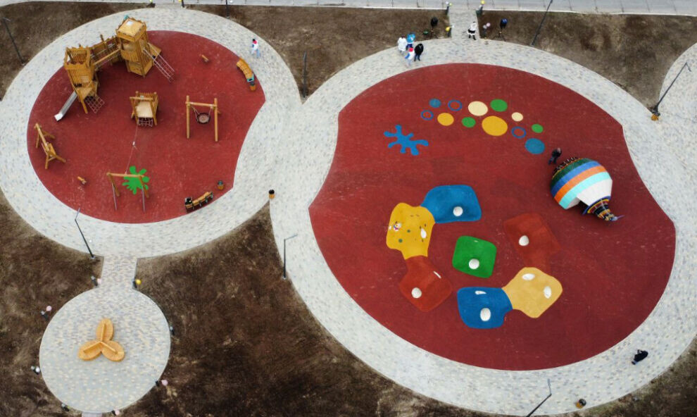    В поселке Уренгой открыли 2 детские площадки