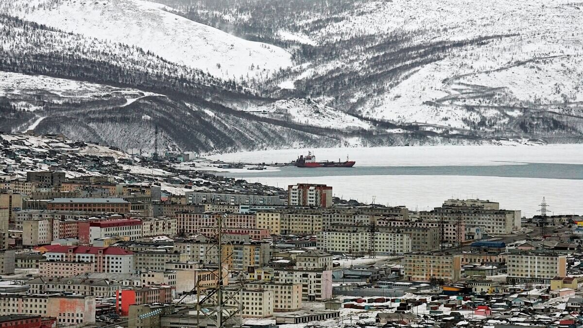   Панорамный вид на порт и жилые кварталы Магадана© РИА Новости / Сергей Субботин