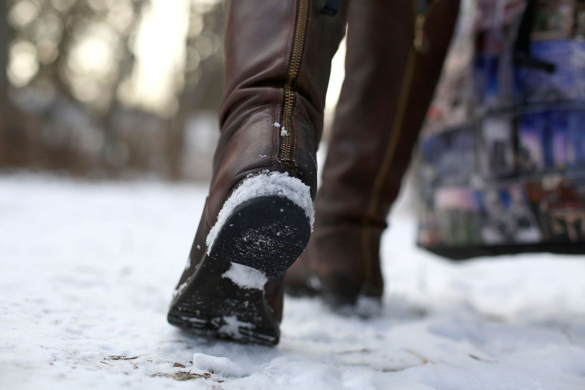 Как сделать так, чтобы зимняя обувь не скользила: 10 лайфхаков | По чуть-чуть о разном | Дзен