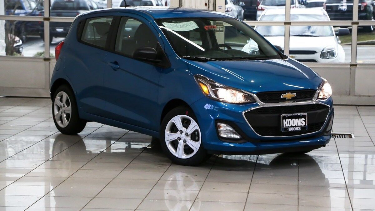 Четырехместный малолитражный хэтчбек Chevrolet Spark 2022 года выпуска со стартовой ценой чуть более 15 500 долларов США, оснащенный дополнительной бесступенчатой автоматической коробкой передач, является самым дешевым новым автомобилем, который вы можете купить сегодня. Несмотря на низкую цену, Spark поставляется в стандартной комплектации с важными функциями подключения, такими как потоковое аудио по Bluetooth, точка доступа 4G LTE Wi-Fi (тарифный план требуется после первоначальной пробной версии) и автоматическое подключение смартфонов Apple CarPlay и Android. С другой стороны, вызывает беспокойство тот факт, что Chevrolet не предлагает автоматическое экстренное торможение, важную функцию безопасности, пока вы не получите три уровня комплектации. Небольшой четырехцилиндровый двигатель Spark также не обладает большой мощностью, а заднее сиденье автомобиля узкое, но, возможно, эти характеристики не являются решающими, если вы ищете городской малолитражный автомобиль.
