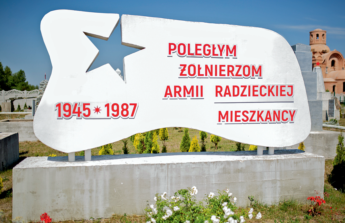 Этот памятник красноармейцам был открыт в 1987 году в деревне Рогозник Нижнесилезского воеводства. А спустя 35 лет попал под «декоммунизацию»