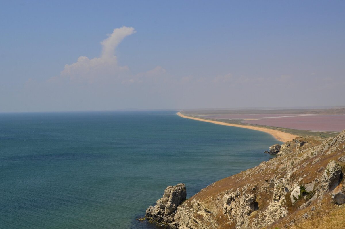 Место, где "соединяется" розовая и голубая вода