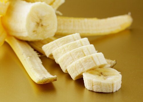 Нарежьте бананы ломтиками любой толщины