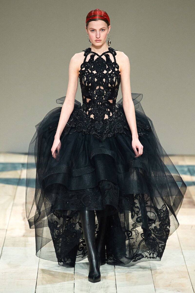 Alexander McQueen, коллекция pret-a-porter осень - зима 2020 Источник: http://www.modnaya.ru/world/collection/f2020rtw/amcqueen-11.htm