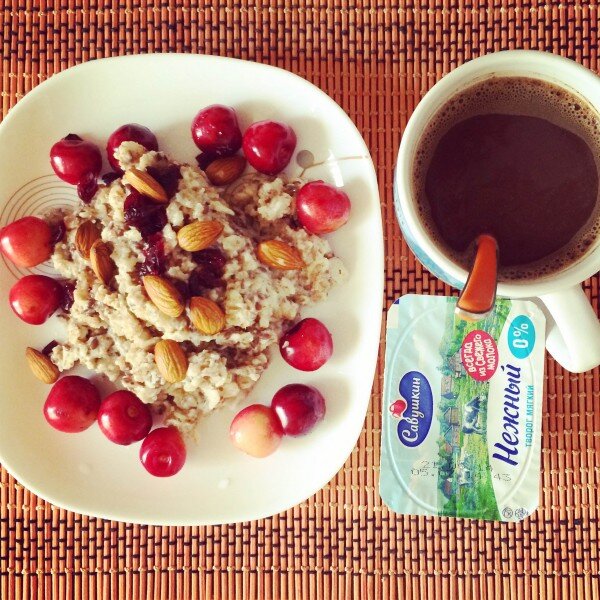 Некоторые продукты, кажущиеся на первый взгляд невинными и полезными, могут быть достаточно калорийными и может вызвать появление лишнего веса. Но не стоит отказываться от них полностью – просто контролируйте их количество. Ведь самое важное – есть разнообразное и полноценное питание, но в ограниченном количестве, чтобы избежать переедания и выглядеть великолепно.