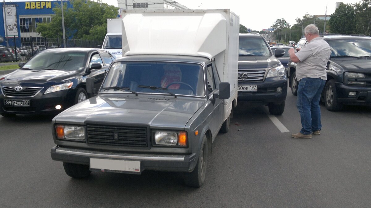 Фото автора. ДТП. Чуть из полосы не вытолкнул.