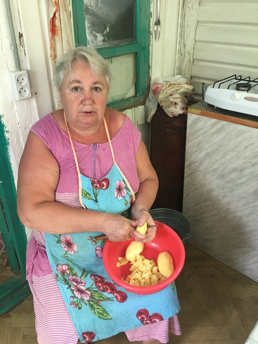 Мама занимается обедом