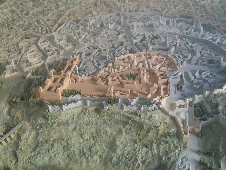 Часть макета Мадрида. Оранжевая зона находится внутри муcульманской стены.