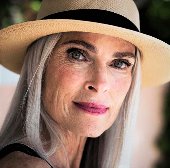 После 40 лет кожа требует более тщательного ухода и гораздо более щадящего макияжа