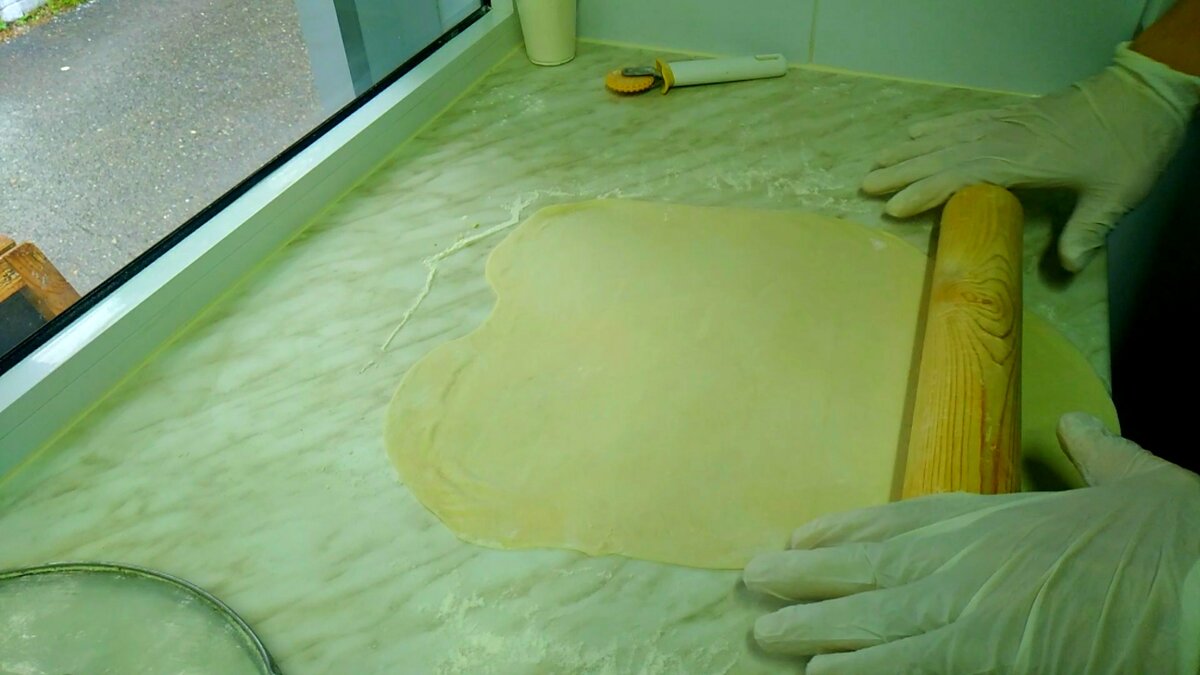 Раскатываем тесто