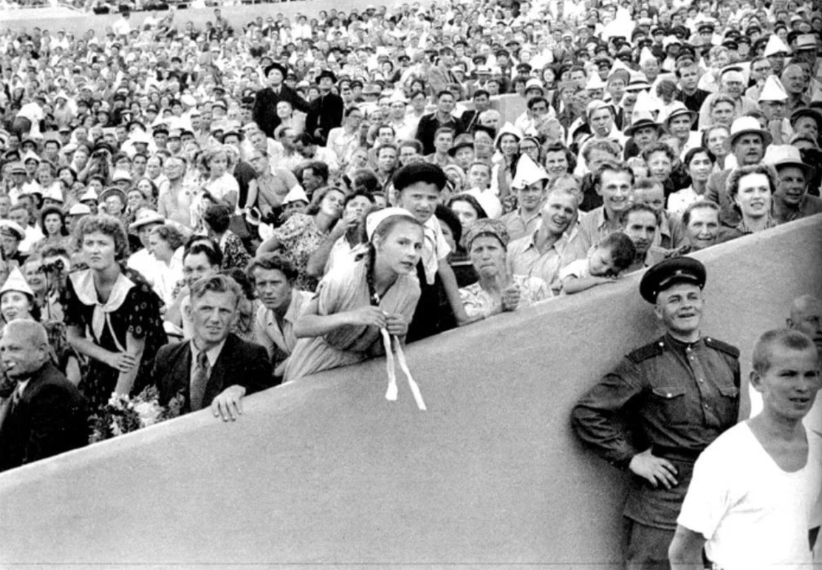 Фанаты ссср. Брессон Анри Москва, 1954. Картье Брессон Москва 1954. Анри Картье Брессон Москва 1954. Анри Картье-Брессон СССР 1954.