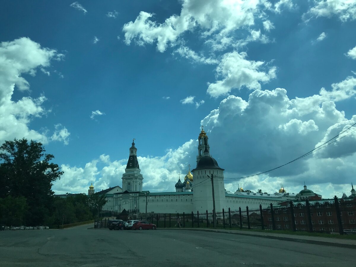 Подъезжаю, с парковкой, к сожалению, проблемы, но на этот раз место нашла хорошее.