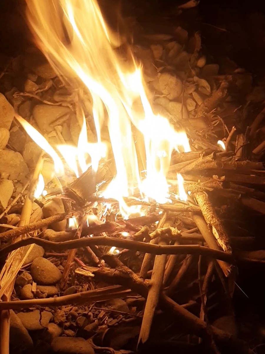 Лучше класть прямо в костер