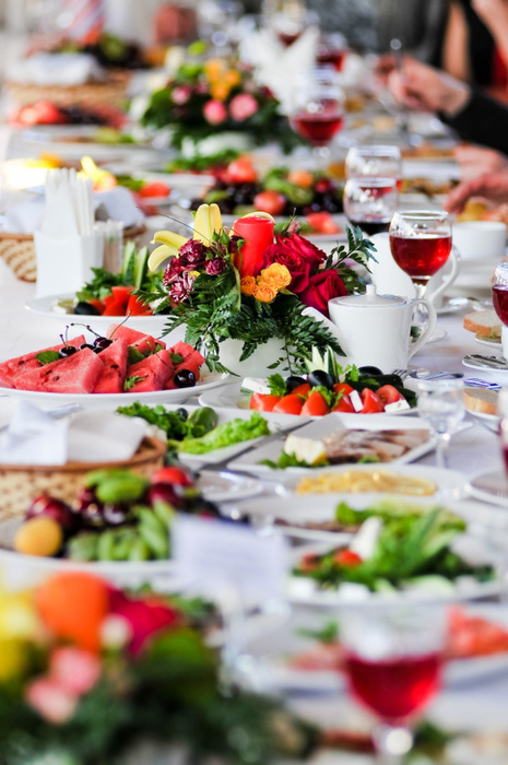 В одном из калининградских ресторанов проходил свадебный банкет, который был прерван губернатором Калининградской области Антоном Алихановым. Об этом сообщили в пресс-службе губернатора.

ПО словам главы пресс-службы Дмитрия Лыскова, губернатор проезжал мимо заведения и заметил торжество с большим количеством людей. Алиханов потребовал остановить банкет, поскольку это запрещено в регионе.

Правительство области начало проверку, заведению, устроившему банкет грозит приостановка работы, пишет «Калининград.Ru».