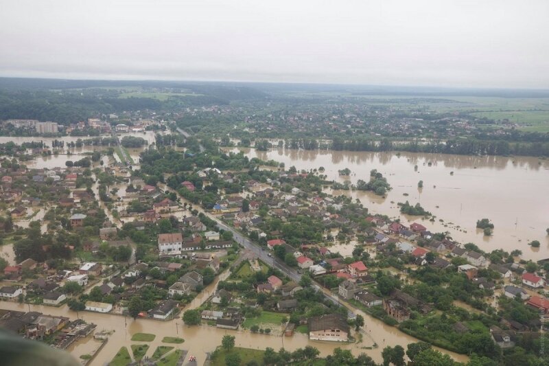 
По причине невероятно сильных дождей 285 населённых пунктов Украины пострадали от наводнения. Власти расценили ситуацию как критическую.
