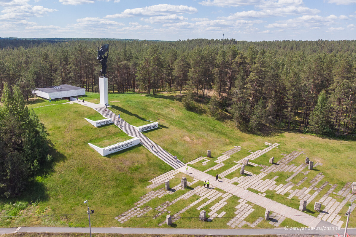 Новый памятник в ленинградской. Партизанская Слава мемориальный комплекс. Партизанская Слава Луга памятник. Мемориал Партизанская Слава в Луге.