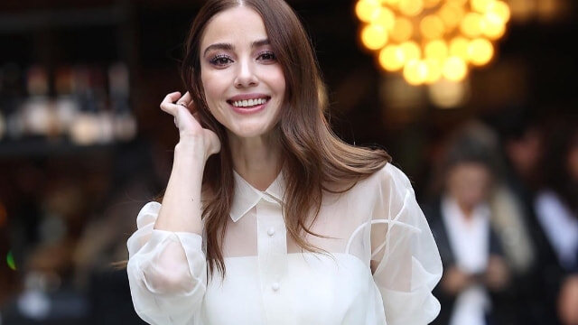 Актриса Озге Гюрель
