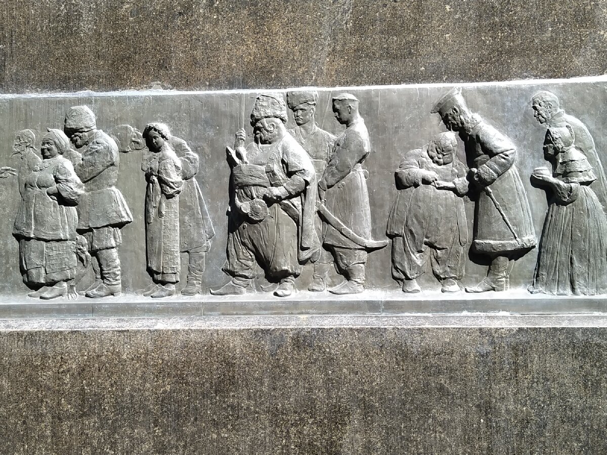 Барельеф на постаменте, изображающий героев Миргорода. Фото автора