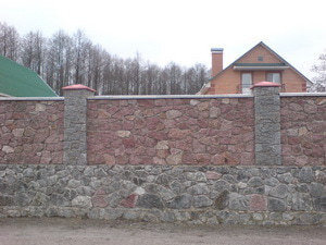 Швы могут быть расшиты глубоко и не глубоко. Благодаря глубокой расшивке каменная кладка приобретает объем, поэтому смотрится лучше.