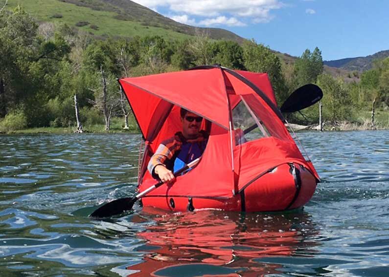 Тент палатка на надувной лодке TRAFT и на воде, и во время отдыха обеспечивает защиту своего обладателя от солнца, ветра и дождя практически круглые сутки.