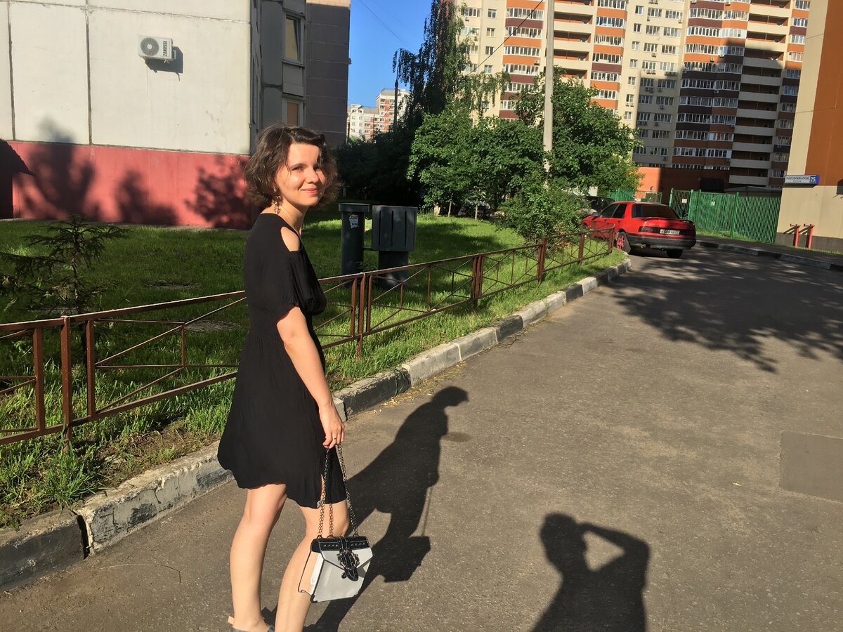 Вышла в черном платье на прогулку