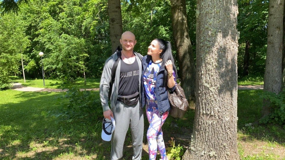 Почему красивая девушка не готовит и не моет полы?