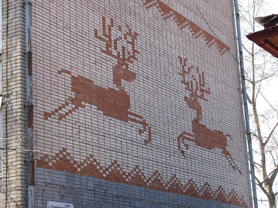 На этой неделе об интересных ракурсах в Сергиевом Посаде расскажет не фотограф, как обычно, а камень и кирпич — мозаики, панно и здания, созданные за десятилетия с начала XX века до наших дней, красивые и внушающие ужас, утончённые и прямолинейные.