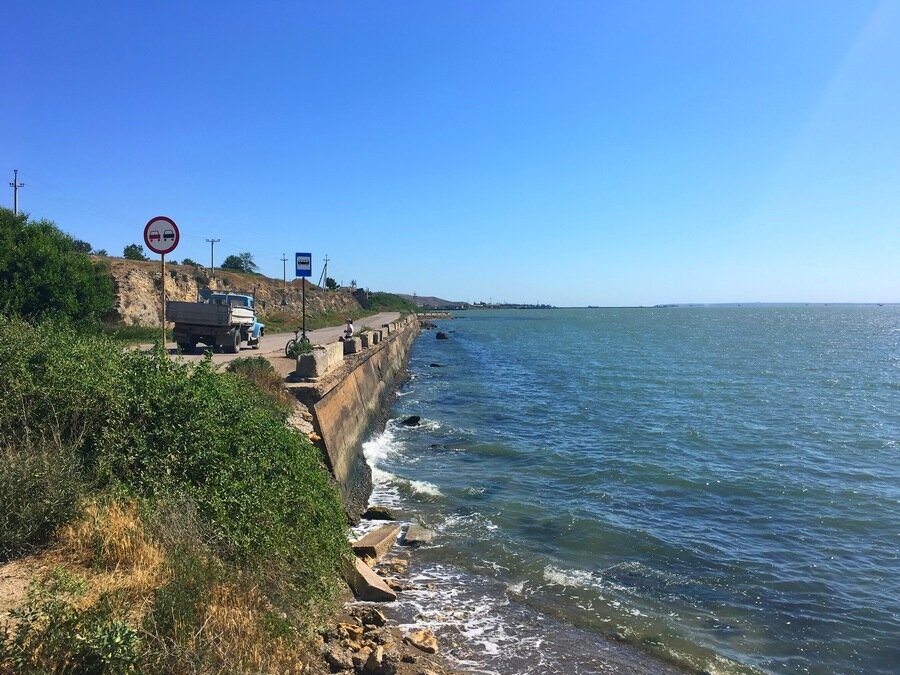 автобусная остановка прямо на море