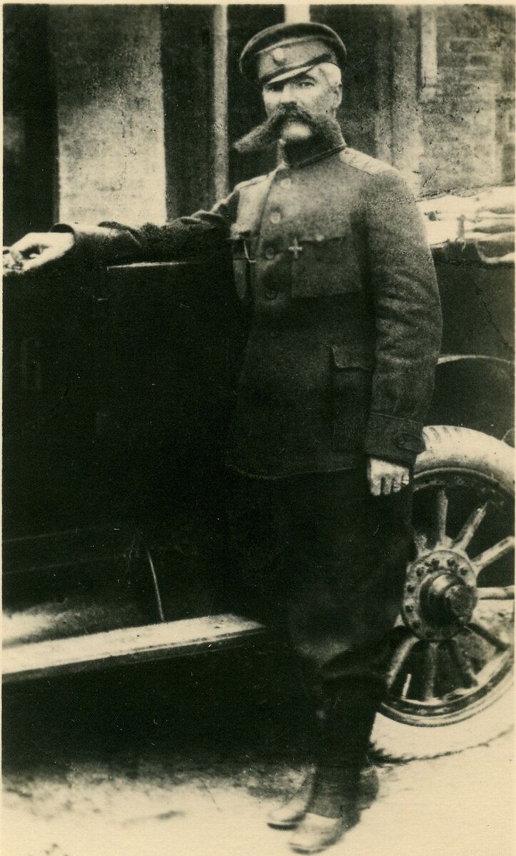 Генерал Мамантов у автомобиля. Фото из интернета.