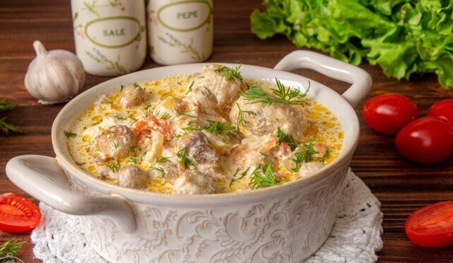 Тефтели с шампиньонами в сметанном соусе – простой и вкусный рецепт, как приготовить пошагово