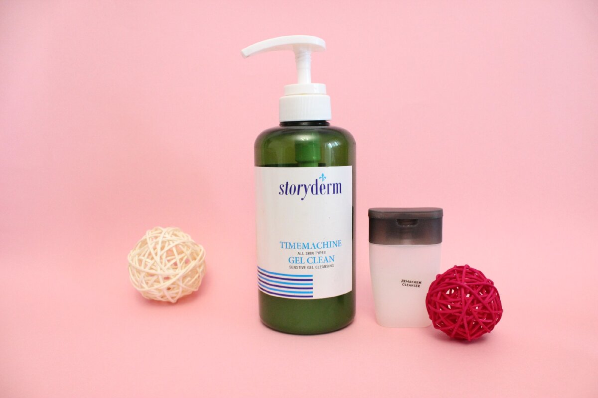 Я беру большие объемы, цена выходит дешевле. И переливаю в маленькие баночки и пузырьки, так удобнее и с собой возить, и не занимает много места на полке. А сами средства храню в темном прохладном месте