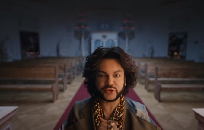 Кадр из клипа Филиппа Киркорова на песню "Романы"